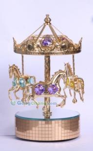 合金工藝品中的旋轉(zhuǎn)木馬 點亮樂園與家居的藝術之選